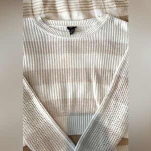 A warm and comfortable cropped sweater, that could pair with anything!